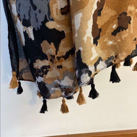 NEW Floral Patterned Lightweight Scarf with Tassels 72” x 24” - Picture 3 of 4